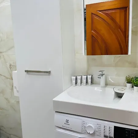 Appartamento Brivibas - West / East, Free Privat Parking, Free Wifi, Self Check-in Riga